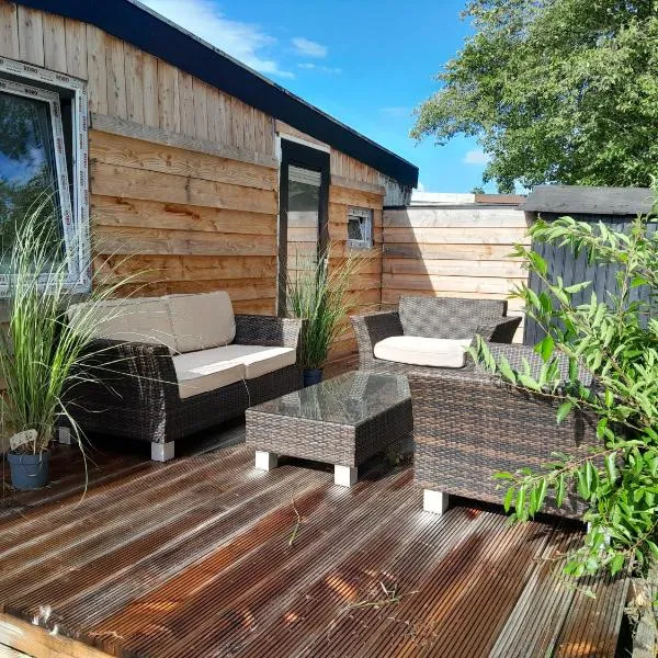 Knus houten huisje bij het bos，位于安卢的酒店