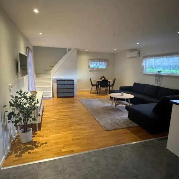 Privat & modern lägenhetshus med egen ingång!，位于Fjälkinge的酒店