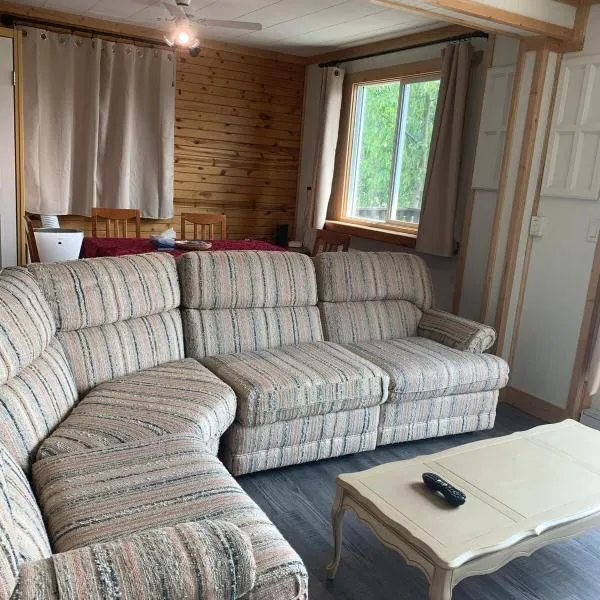 Our little heaven Entire house 5 min south of town，位于戈尔登的酒店