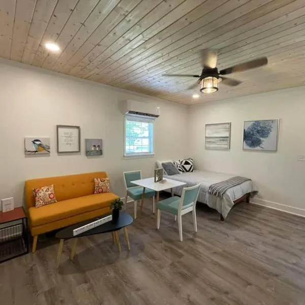 Beautifully Renovated Studio 2 Miles From Marina!，位于Winchester的酒店