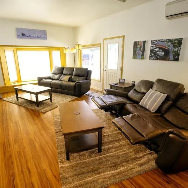 3BR Valley Home wKing beds & Free Tram Tickets!，位于Mendenhaven的酒店