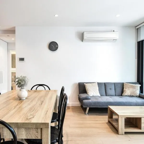 74D Abnb-Style Modern Getaway with City Views & Resort Amenities,位于墨尔本的酒店