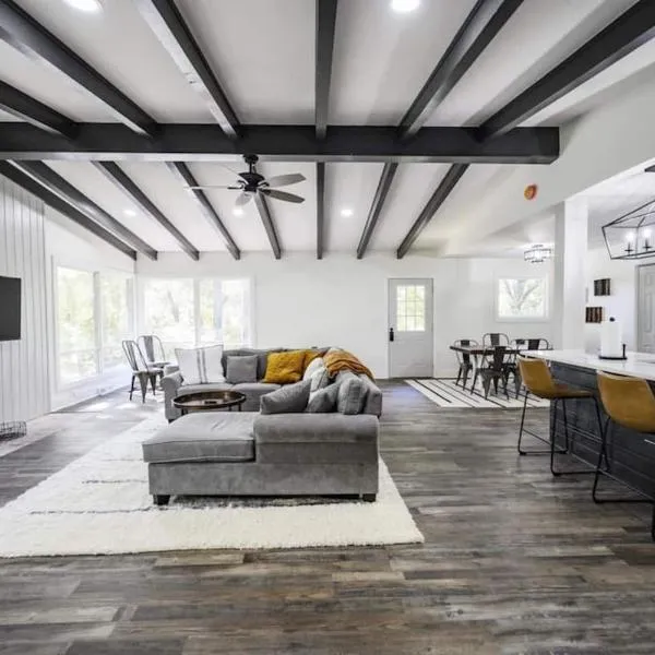 Gorgeous Renovated Home With Large & Private Lot，位于Winchester的酒店