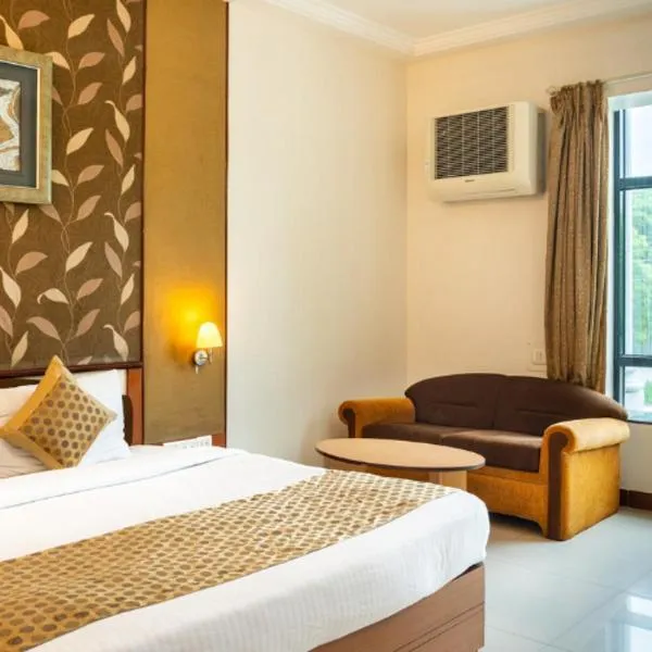 Hotel Royal Palace Jalgaon，位于Jālgaon的酒店