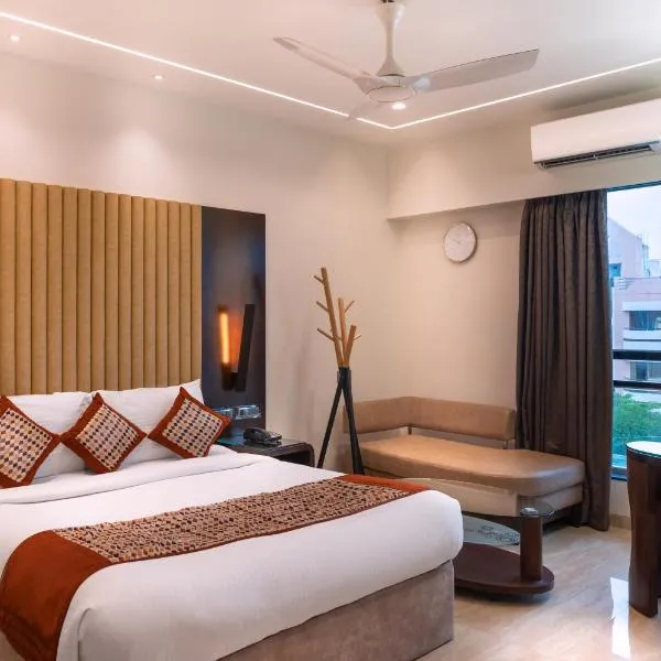 Hotel Royal Palace Jalgaon，位于Jālgaon的酒店