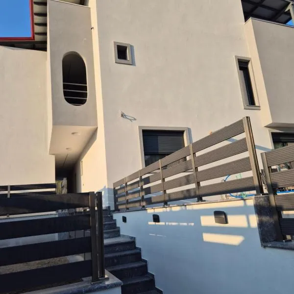 Garden and Sea，位于尼基季的酒店