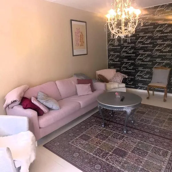 Avara huoneisto, lasitettu parveke, kaksi weeceetä，位于科特卡的酒店