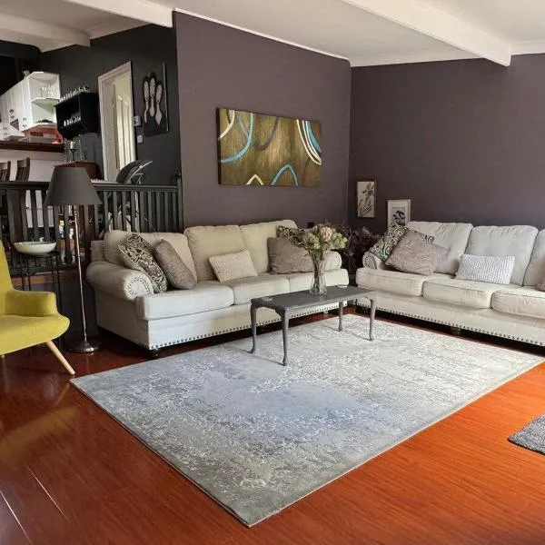 Kedumba Cottage: Gorgeous Home 2 Min Walk to Town，位于肯图巴的酒店