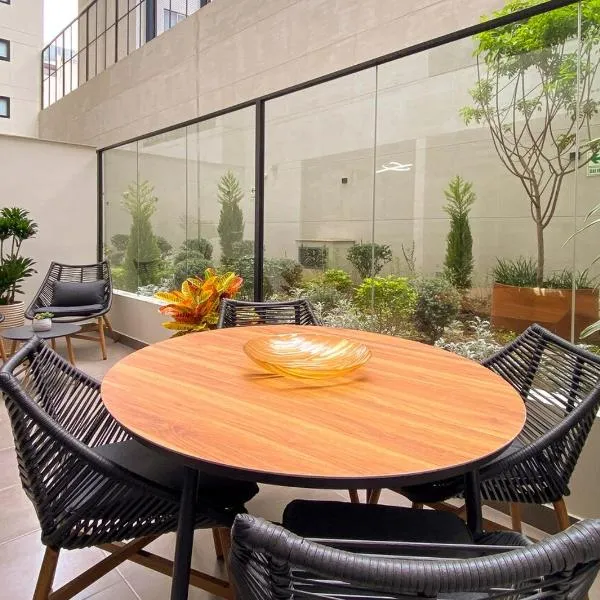 Stylish Miraflores Retreat - Patio, Pool, Garden，位于利马的酒店