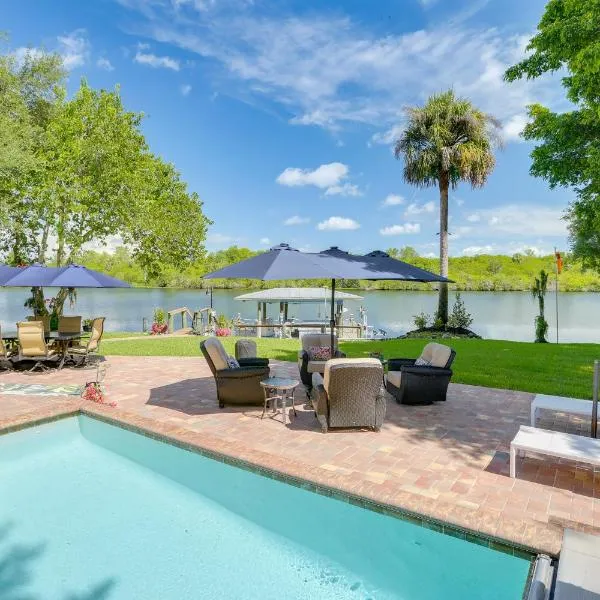 Riverfront Florida Studio with Pool and Hot Tub Access，位于La Belle的酒店