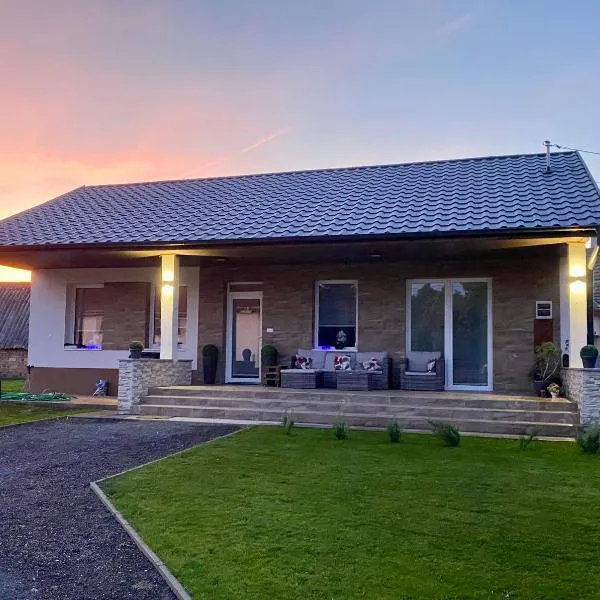 Rosemary Cottage，位于Solt的酒店