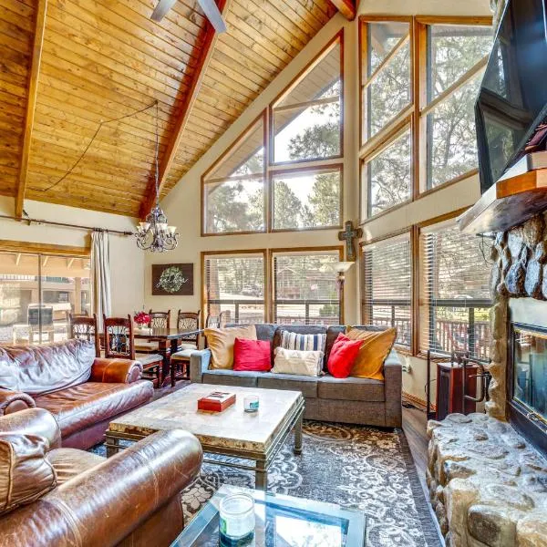 Fire Pit and Wraparound Porch Munds Park Cabin!，位于芒兹公园的酒店