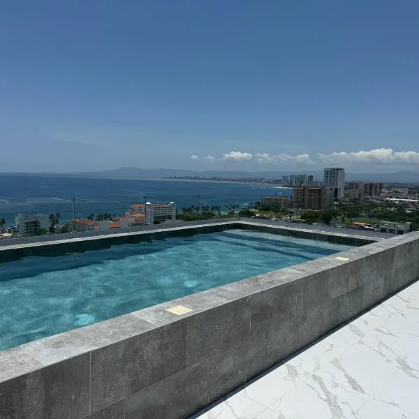 Modern 2BR Ocean view - Walk to Beach and Downtown，位于巴亚尔塔港的酒店