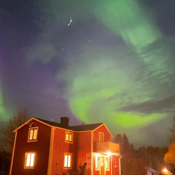Cozy Family Villa for aurora lovers，位于Byske的酒店