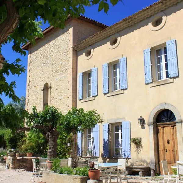 加尔默罗住宿加早餐旅馆及spa，位于Saint-Saturnin-les-Avignon的酒店