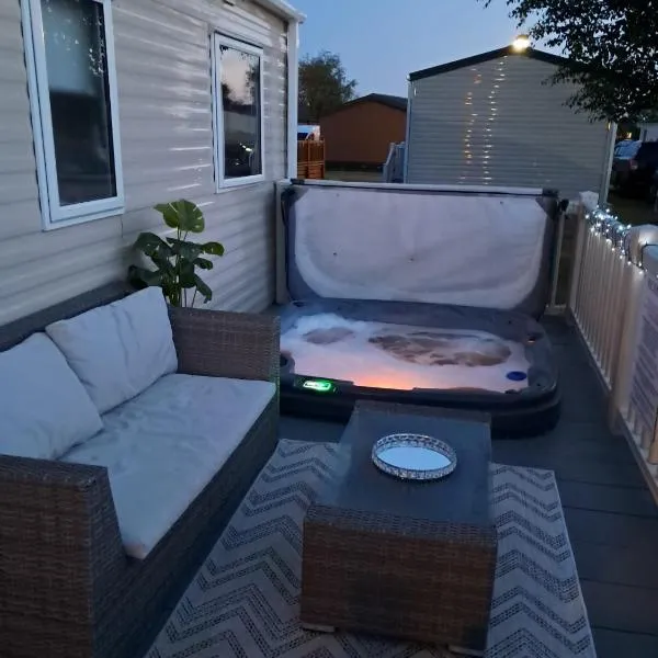 Luxury Hot Tub Caravan Tattershall，位于塔特舍尔的酒店