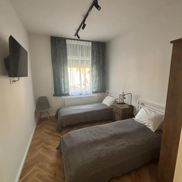 DWORCOWA 5 LOFT Numer 1，位于Żarów的酒店