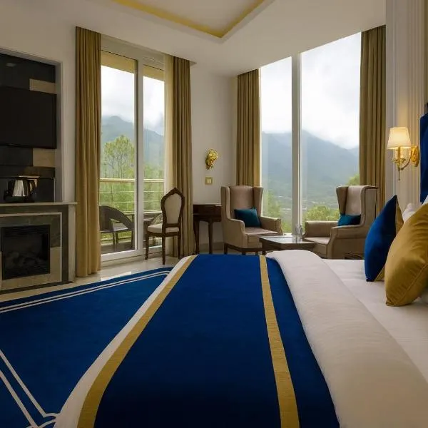 The Four Season Dharamshala # Centrally Heated & Air Cooled # Scenic Mountain View # Big Parking # Near Market # Top Rated # Most Awarded # Premium Rooms # Bar # Terrace # Lift # Property Of The Year##BY ROYAL CASTLE DHARAMSHALA#，位于达兰萨拉的酒店