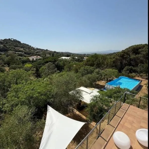 Large house surrounded by nature，位于巴列斯新镇的酒店