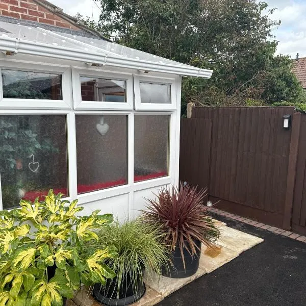 16 BENTLEY ROAD - Uttoxeter, ENTIRE HOLIDAY HOME, COSY ACCOMMODATION，位于尤托克西特的酒店
