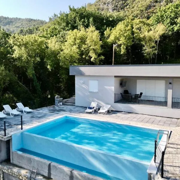 Hillside Lodge Roza - Private Pool Villa Mostar，位于莫斯塔尔的酒店