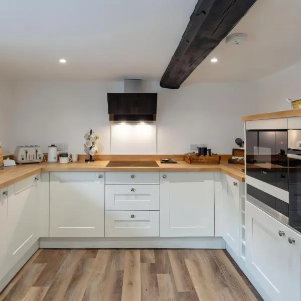 Stylish 2-bed 16th-century apartment in Petersfield town centre,，位于彼得斯菲尔德的酒店