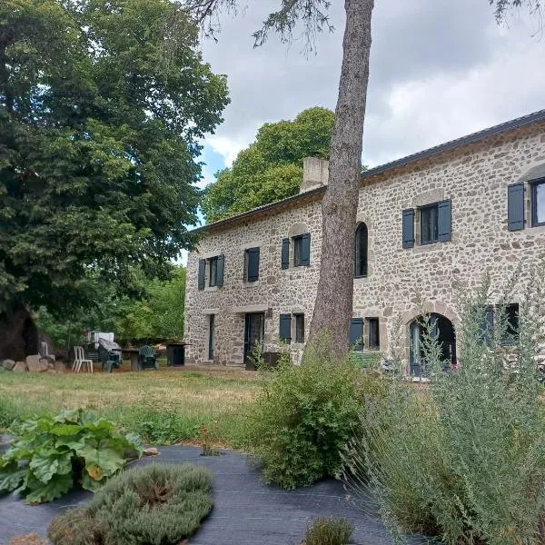 Aux 43 arbres Gîte Tilleul，位于Craponne-sur-Arzon的酒店