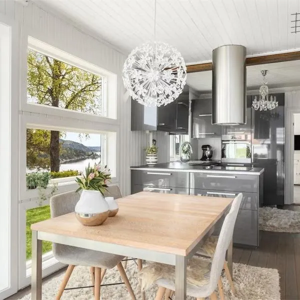 Charming Seaside Home with Fjord Views，位于阿斯克尔的酒店
