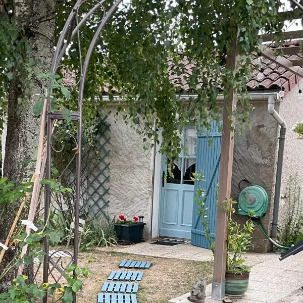 STUDIO EN AUVERGNE Le ruisseau，位于圣普斯特布拉法的酒店