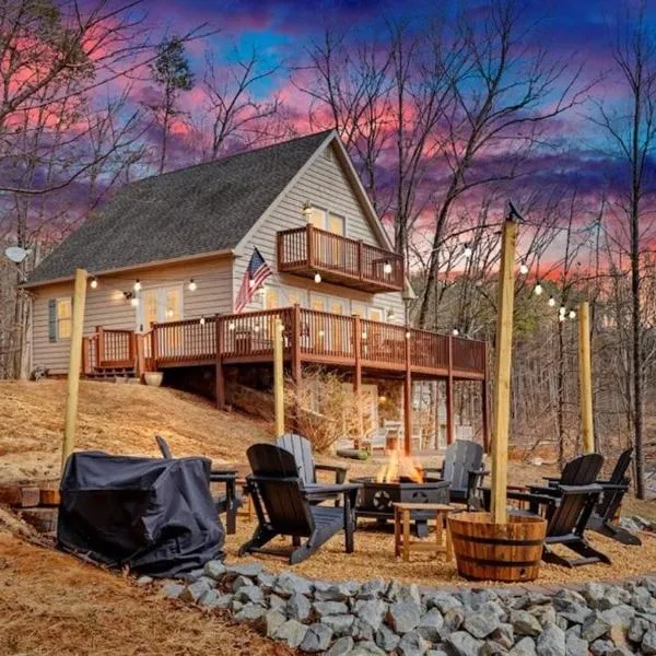 Lakefront 3BR with Dock, Fire Pit, Lawn Games, and Game Room，位于Moneta的酒店