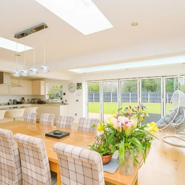 "Tranquil Village Hideaway Bungalow"near Kings Lynn，位于金斯林的酒店
