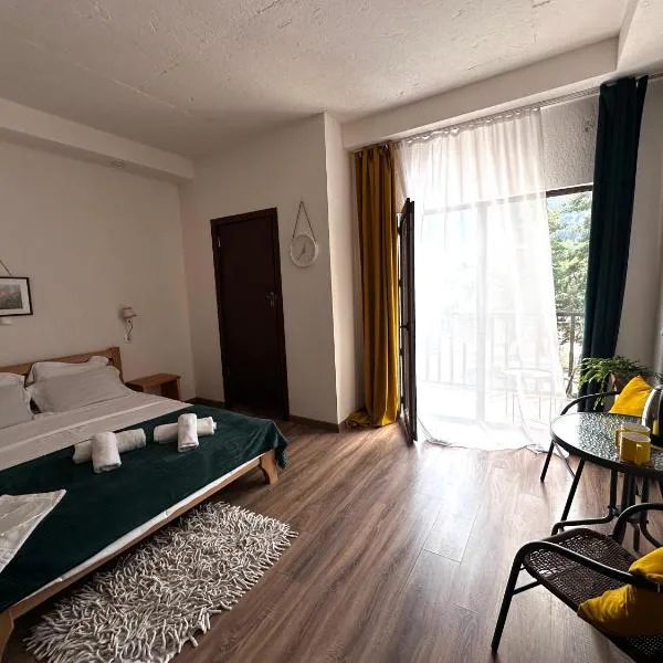 "White House Nakani" - Guesthouse near the centre，位于梅斯蒂亚的酒店