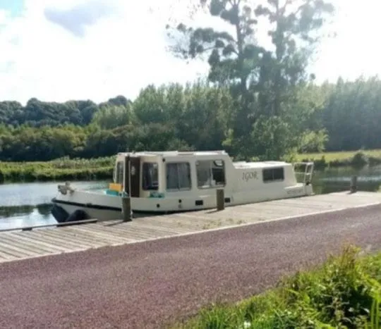 Agréable bateau péniche，位于Montertelot的酒店
