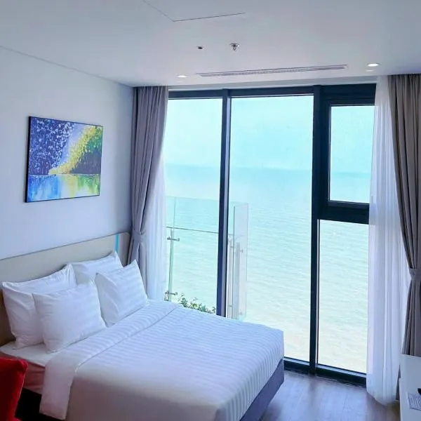Flamingo Hải Tiến - Deluxe room, có 2 phòng view thẳng biển，位于清化的酒店