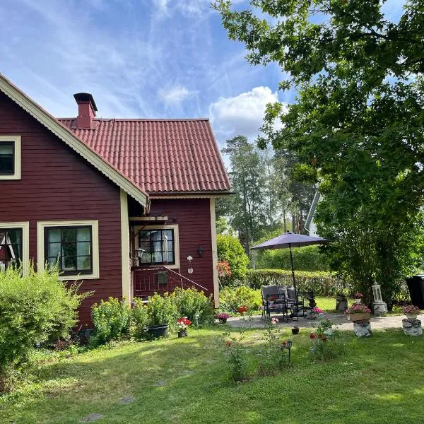 Viehättävä talo Mäntässä.，位于曼塔的酒店