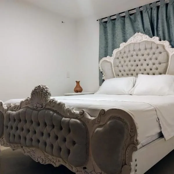 Habitación con cama queen y baño privado cerca del parque，位于拉塞哈的酒店