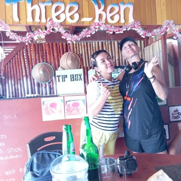 Three Ken Homestay & Cafe，位于美娜多的酒店
