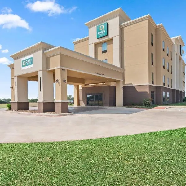 Quality Inn & Suites Pearsall，位于Pearsall的酒店