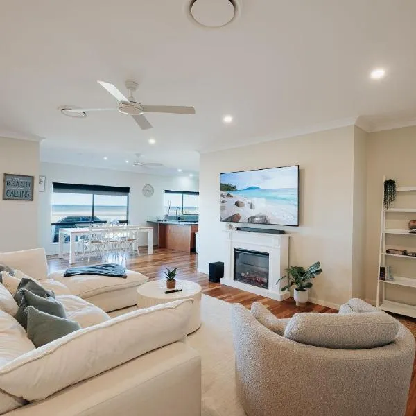 Private Beach Oasis Secluded Retreat at Beachmere，位于Beachmere的酒店