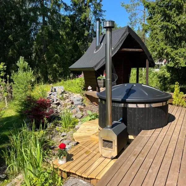 Nordic Sauna Retreat with Hot Tub，位于Almunge的酒店