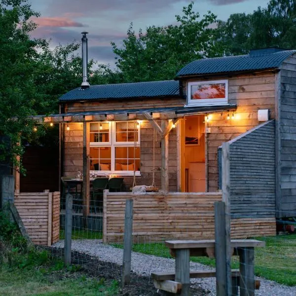 Ailsa- Enchanting Tiny House with wood burner and hot tub in Cairngorms，位于巴拉特的酒店