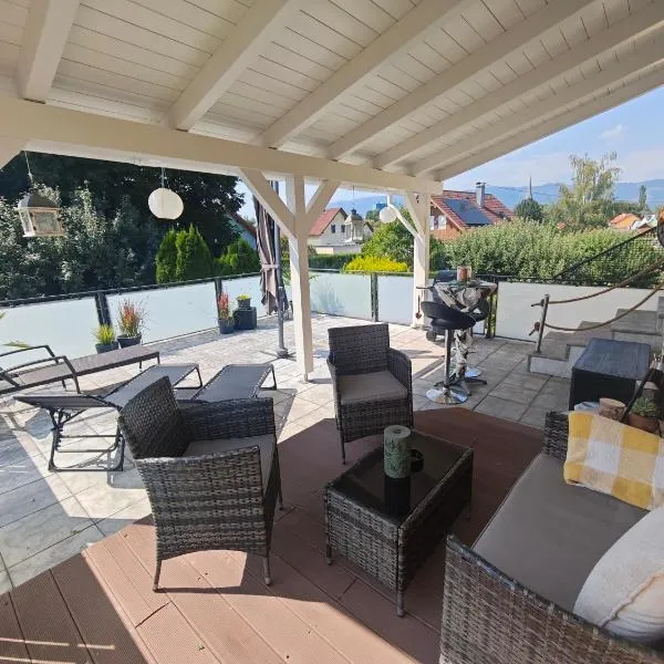 Großzügige Wohnung mit Terrasse，位于采尔特韦格的酒店