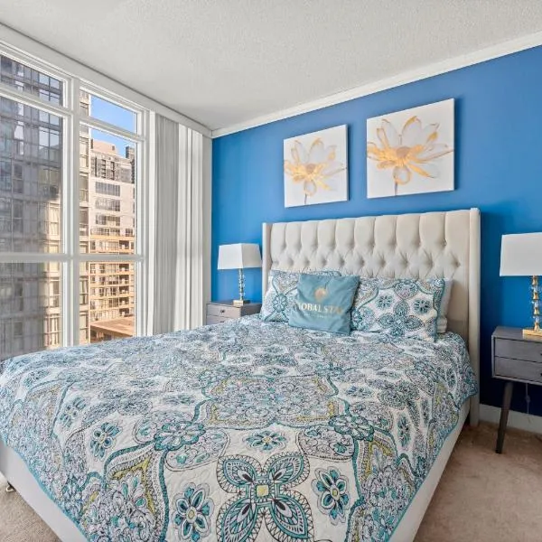 City and Lake View 1 Bedroom plus Den Condo Iceboat Terrace Downtown Toronto，位于多伦多的酒店