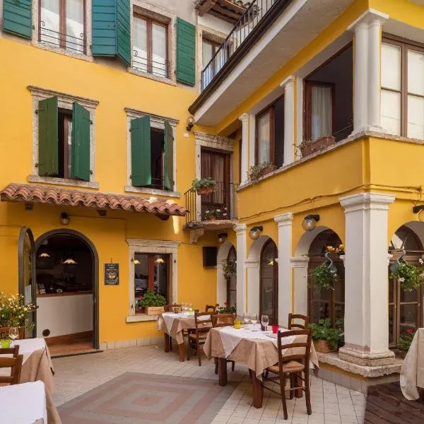 罗坎达中央宾馆，位于Rivalta di Brentino的酒店