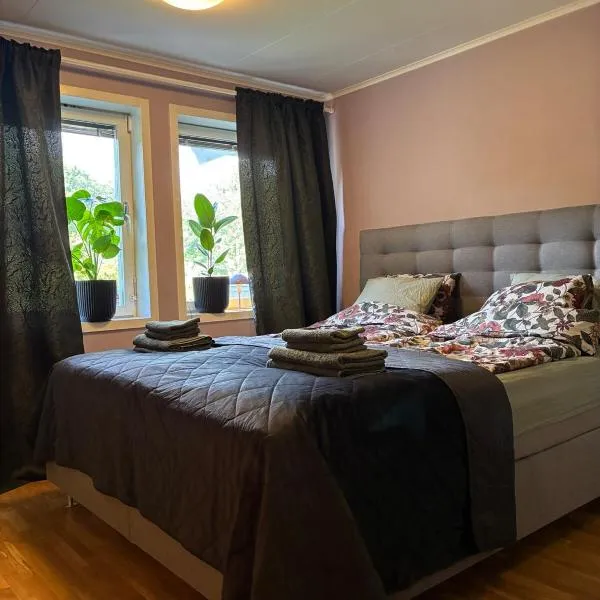 Comfortable stay near Gothenburg with private sauna and coast nearby，位于Billdal的酒店