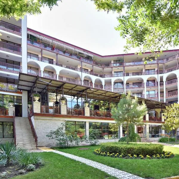 Estreya Residence Hotel and SPA，位于圣君士坦丁和海伦那的酒店