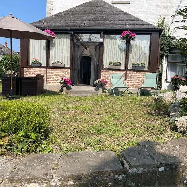 Bedroom with extension on Veranda，位于Yvoir的酒店