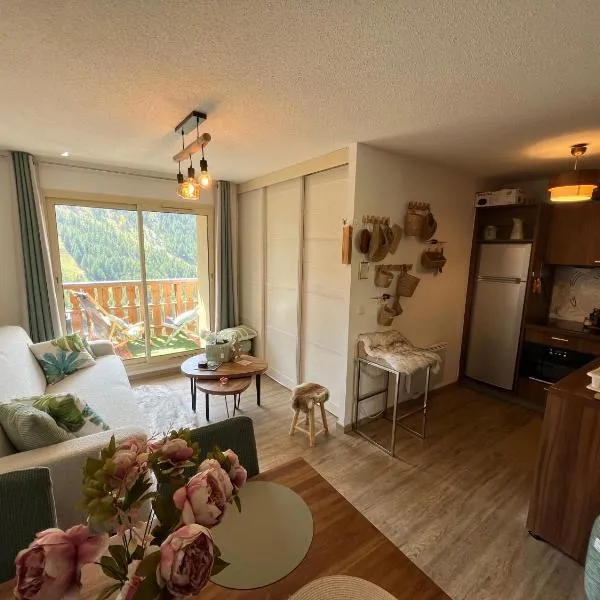 Luxueux appartement au centre, 2 chambres, commerces et pistes à pieds, vue panoramique terrasse ensoleillée, parking, prestations haute qualité，位于伊索拉的酒店