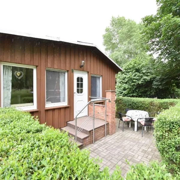 Quaint Bungalow near Insel Poel with Garden，位于因塞尔波埃尔的酒店