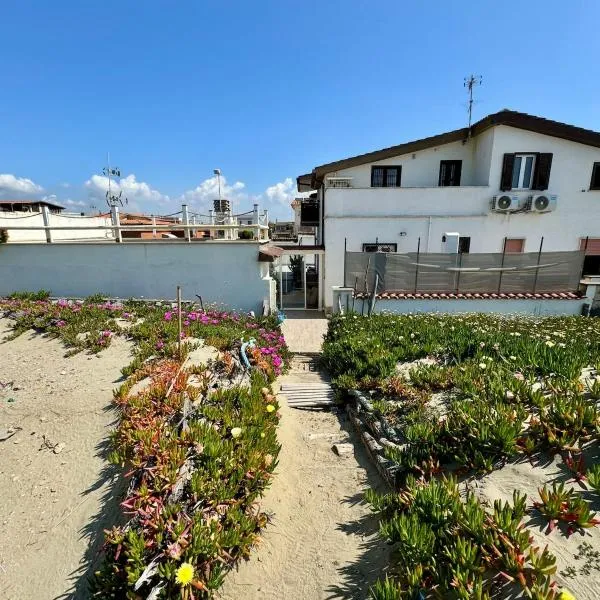 Casa Romeo - Sea View Apartment，位于Focene的酒店